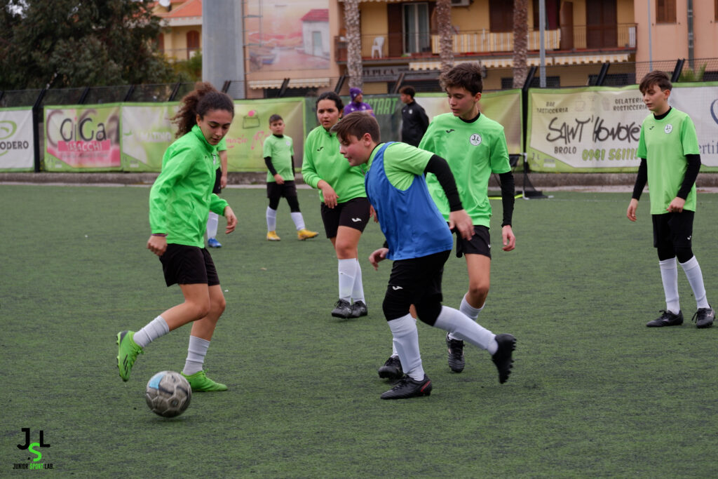 I mister viola Giacomo Dani e Leonardo Morgantini, rispettivamente tecnico affiliate ACF Fiorentina ed allenatore dell’Under 12, hanno svolto un ricco programma allo stadio “Comunale” di Brolo con una nutrita e entusiasta partecipazione di atleti. A Sant’Angelo di Brolo e Ficarra, comuni facenti parte del progetto JSL Academy, hanno incontrato i rappresentanti istituzionali e sportivi dei due centri collinari.