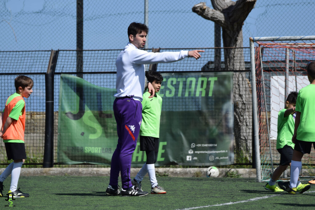 Il responsabile delle affiliate del club toscano Luigi Del Sordo, Paolo Prioglio (tecnico affiliate), Leonardo Morgantini (allenatore U12) e Michael Palombo (preparatore motorio U13) hanno tenuto un briefing per poi dare inizio agli allenamenti con i giovani Under 9, U12 e U13. In cantiere un grande evento viola il 9 maggio a Brolo.