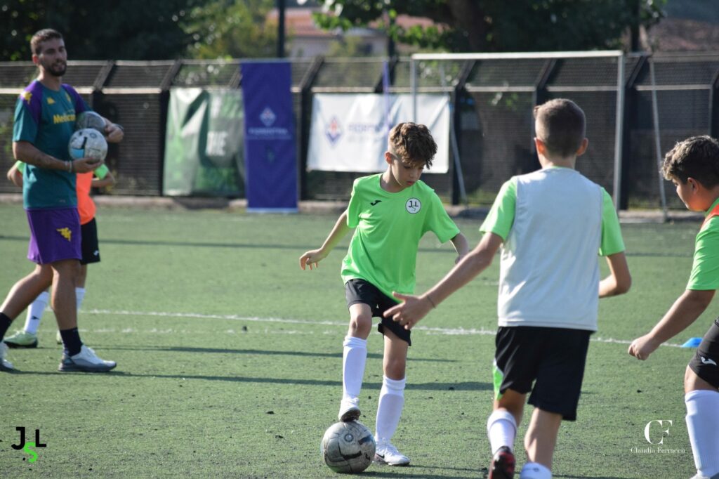 Allo stadio Comunale di Brolo, Paolo Prioglio e Leonardo Morgantini, rispettivamente mister affiliate e Under 12 del club viola, hanno coordinato e guidato gli allenamenti degli U13 neroverdi. Oltre al consueto entusiasmo dei ragazzi, traspariva nei loro occhi la grande voglia di imparare e di cullare il sogno di potersi ritrovare un giorno in un club di assoluto prestigio, com’è appunto quello gigliata.